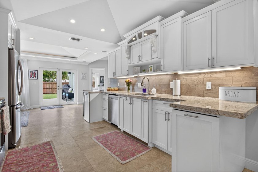 Clean, elegant, and meticulously maintained with a NEW ROOF - photo 21