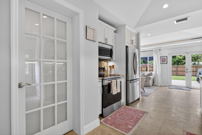 Clean, elegant, and meticulously maintained with a NEW ROOF - photo 23