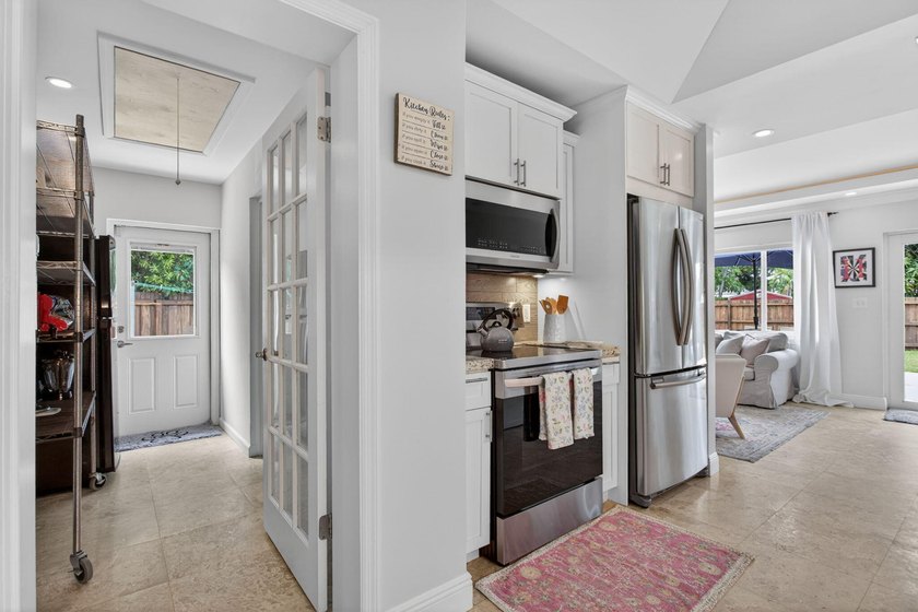 Clean, elegant, and meticulously maintained with a NEW ROOF - photo 24