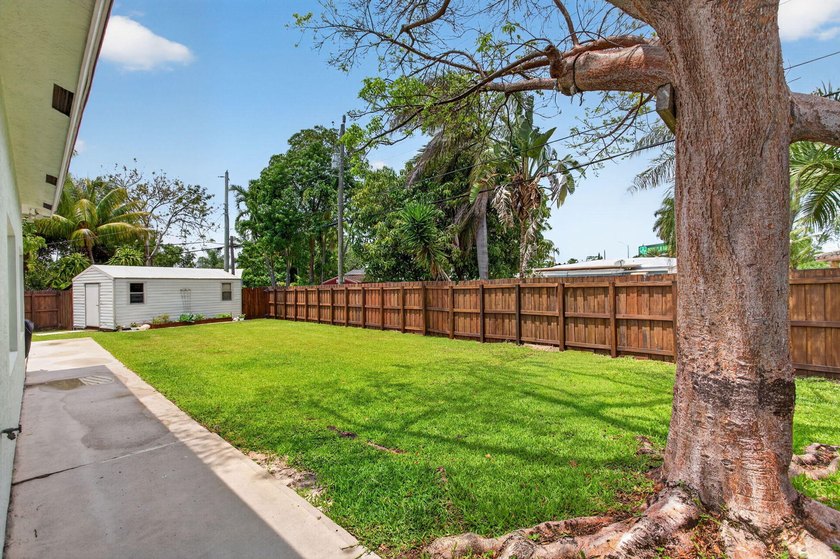 Clean, elegant, and meticulously maintained with a NEW ROOF - photo 32