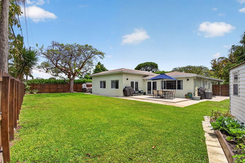 Clean, elegant, and meticulously maintained with a NEW ROOF - photo 34