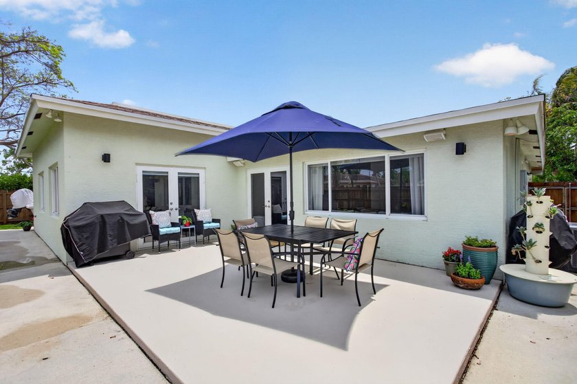 Clean, elegant, and meticulously maintained with a NEW ROOF - photo 36
