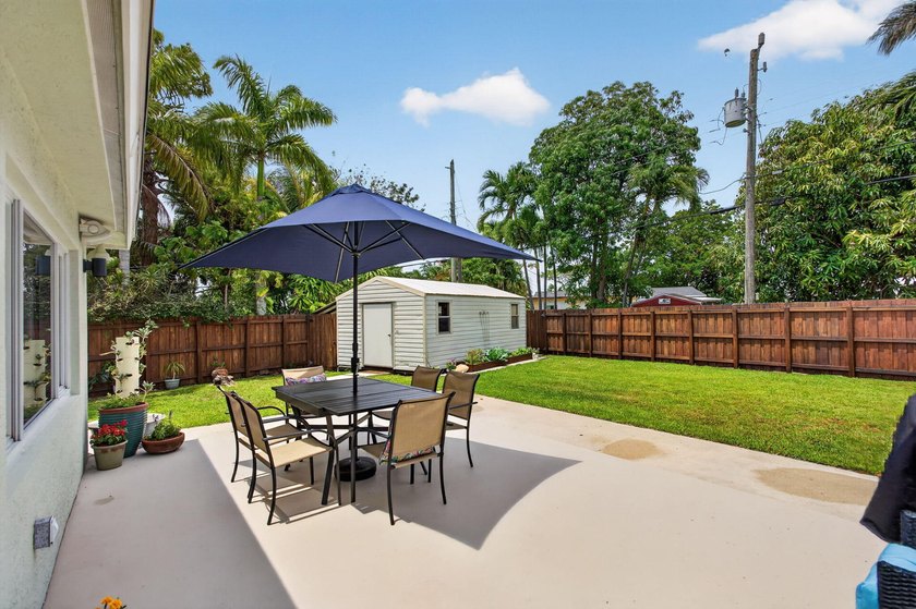 Clean, elegant, and meticulously maintained with a NEW ROOF - photo 38
