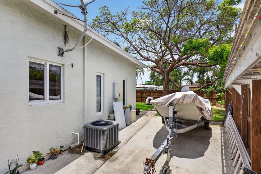 Clean, elegant, and meticulously maintained with a NEW ROOF - photo 41
