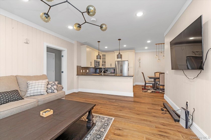 **SHORT SALE SUBJECT TO BANK APPROVAL** Welcome to this - photo 5