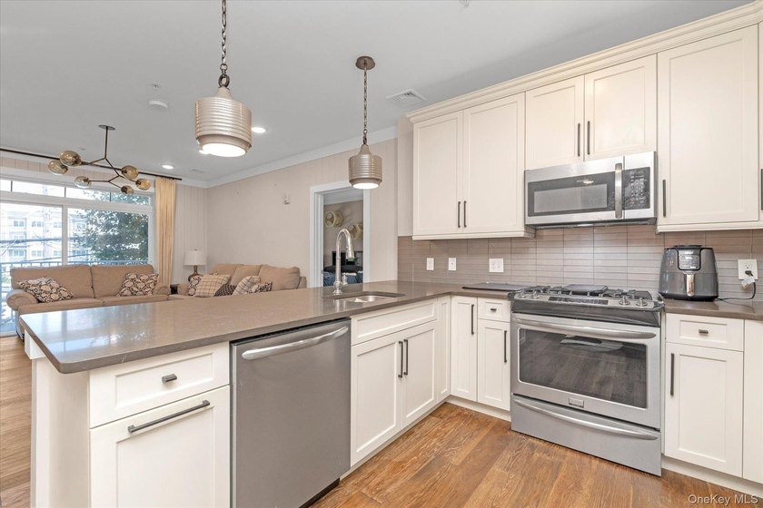 **SHORT SALE SUBJECT TO BANK APPROVAL** Welcome to this - photo 7