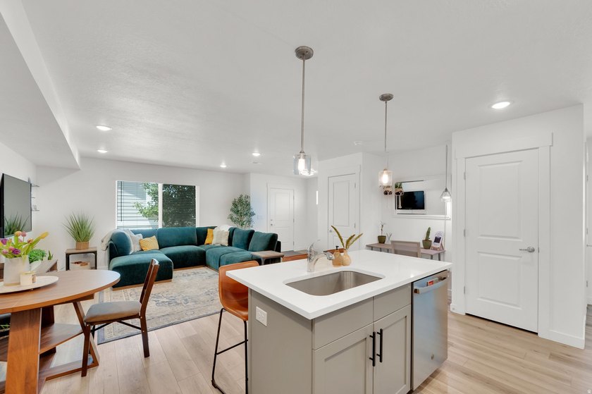 Upgraded END-UNIT townhome with stunning mountain views and - photo 8