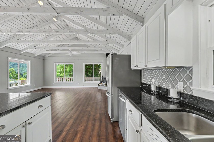Stunning Mountain Retreat with Panoramic Views &amp; Spacious - photo 16