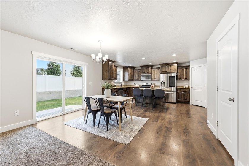 Enjoy the convenience of living near shopping, bus stops, parks - photo 8