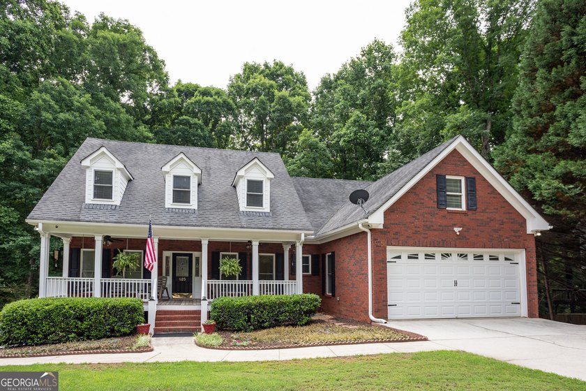 Welcome HOME! This custom-built dream home is absolutely - photo 2