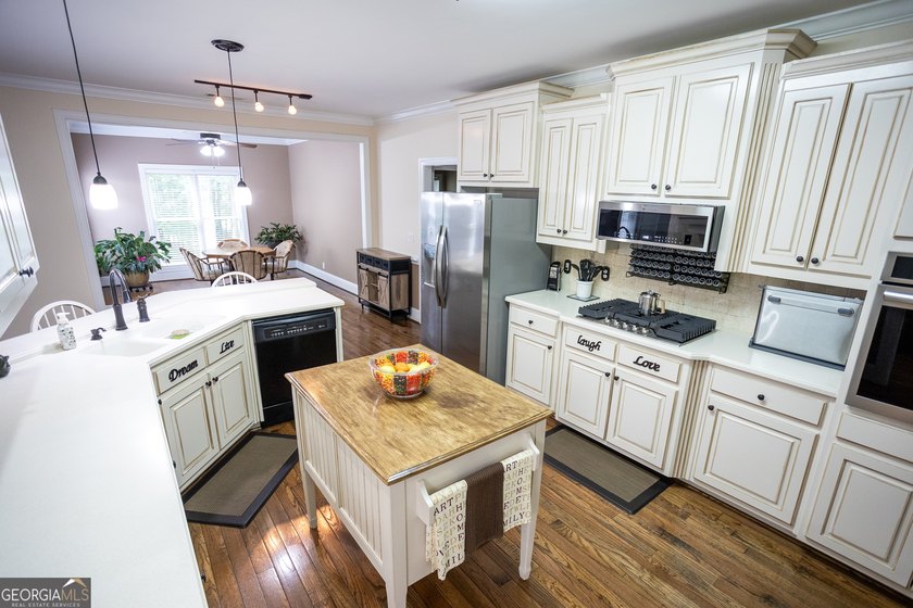 Welcome HOME! This custom-built dream home is absolutely - photo 10