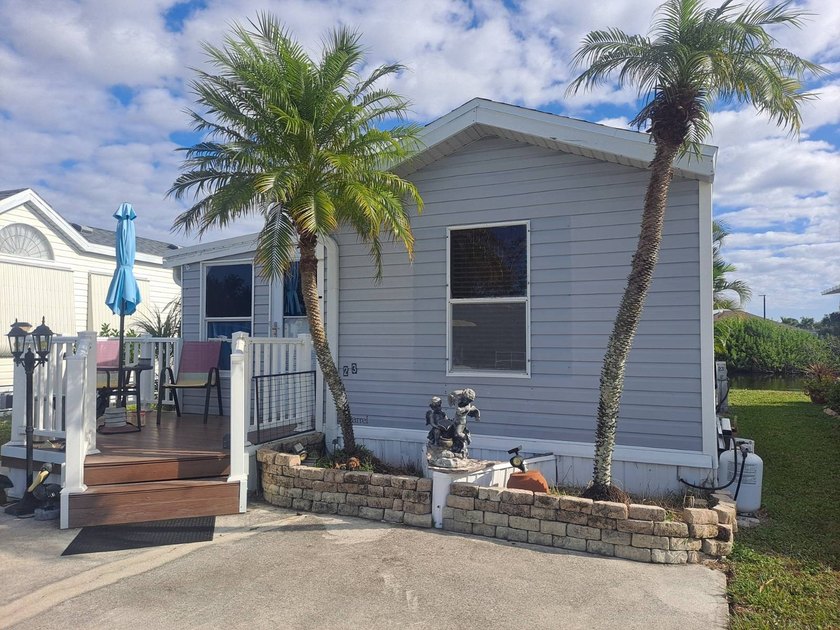 Situated Right On The Lake , Super Cute Fully Furnished Home ! - photo 22