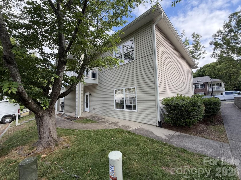 Fantastic opportunity to own a lower level condo in desirable - photo 4