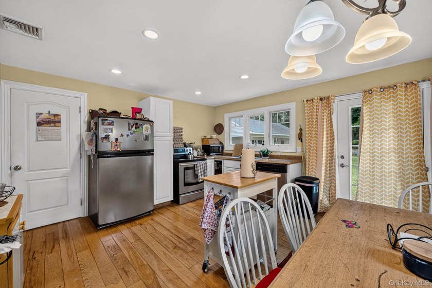 The home provides generous room sizes, abundant natural light - photo 14