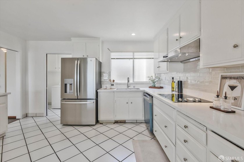 Outstanding 3-unit view building. Top unit penthouse features - photo 14