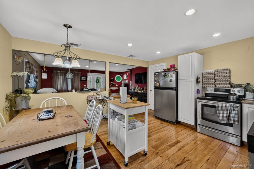 The home provides generous room sizes, abundant natural light - photo 15