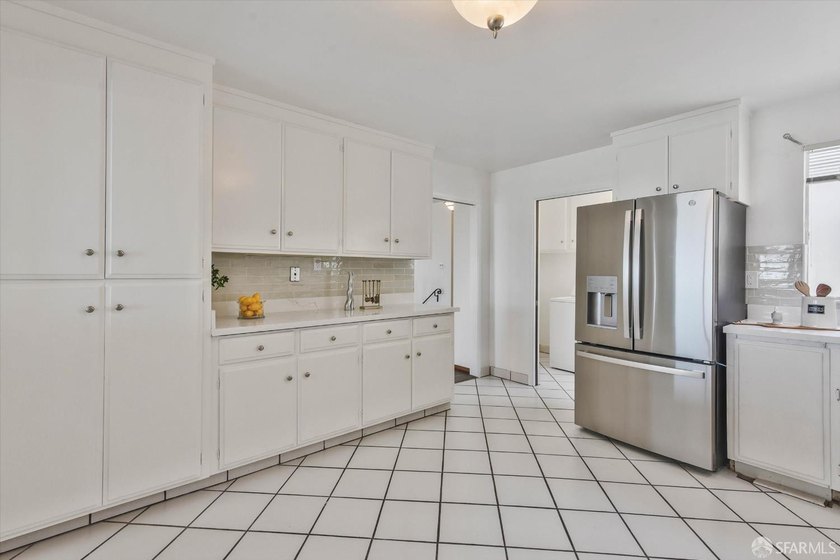 Outstanding 3-unit view building. Top unit penthouse features - photo 15