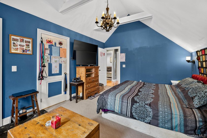 The home provides generous room sizes, abundant natural light - photo 18