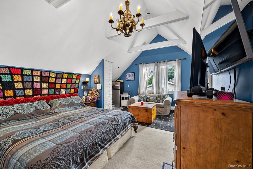 The home provides generous room sizes, abundant natural light - photo 19
