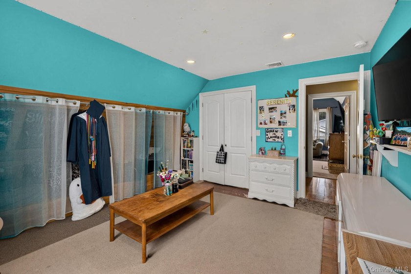 The home provides generous room sizes, abundant natural light - photo 23
