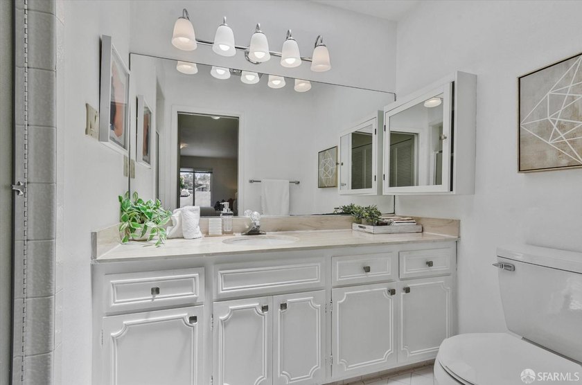 Outstanding 3-unit view building. Top unit penthouse features - photo 26