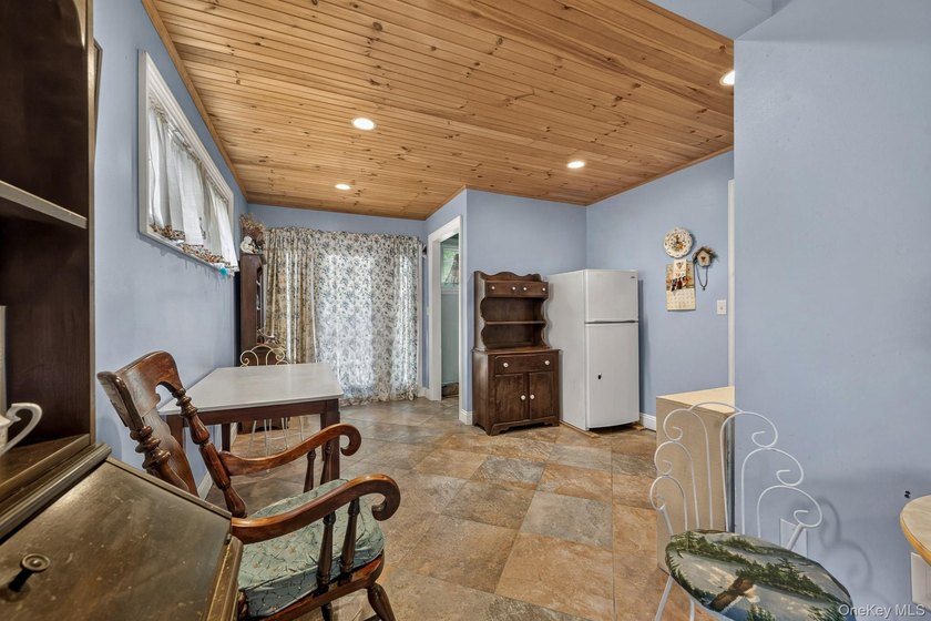 The home provides generous room sizes, abundant natural light - photo 30