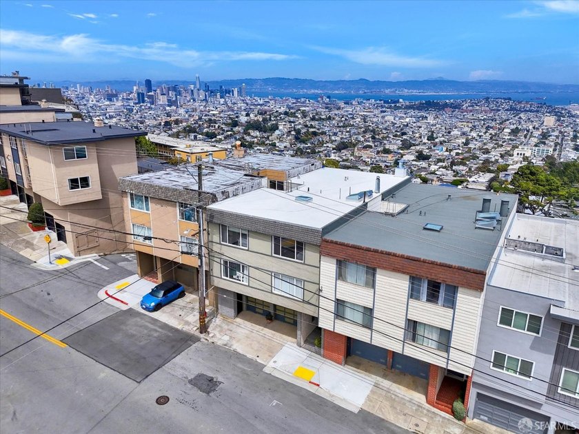 Outstanding 3-unit view building. Top unit penthouse features - photo 35