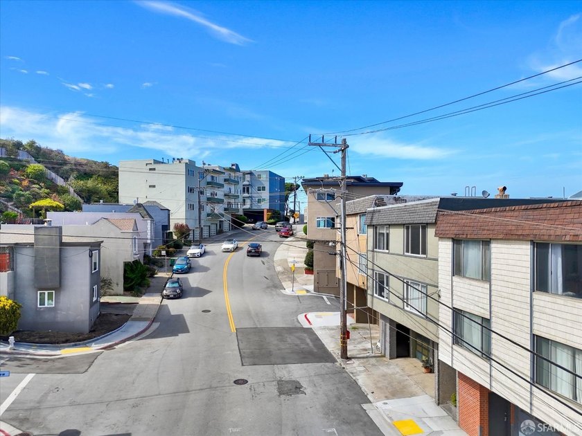 Outstanding 3-unit view building. Top unit penthouse features - photo 38