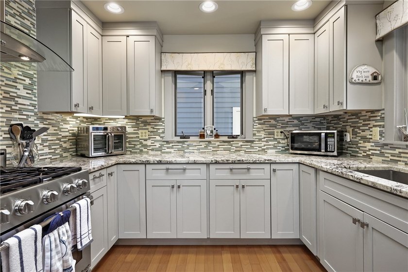 This stunning 3-bedroom, 2.5-bathroom home offers the ultimate - photo 7