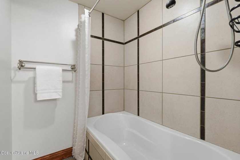 Located in the gated Hayden Lake Country Club Estates, this - photo 32