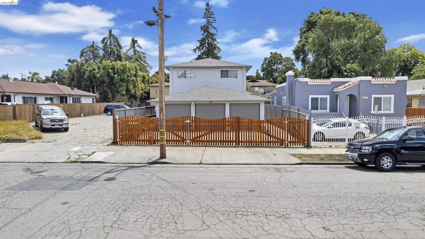 Built in 1960 and sitting at the crossroads of two major East - photo 11