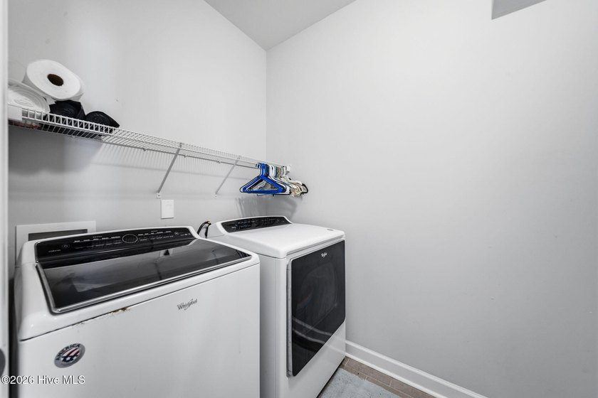 Spacious, customized, 3 bedrooms, den and 3 bathrooms located on - photo 31