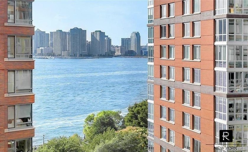 SPRAWLING 3BED/4 BATH IN THE PRIVATE EAST WING OF THE RIVERHOUSE - photo 4
