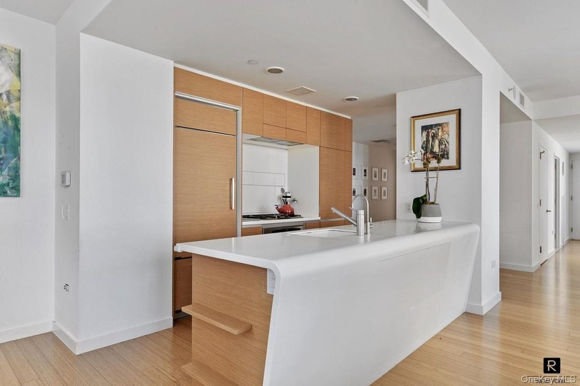 SPRAWLING 3BED/4 BATH IN THE PRIVATE EAST WING OF THE RIVERHOUSE - photo 7