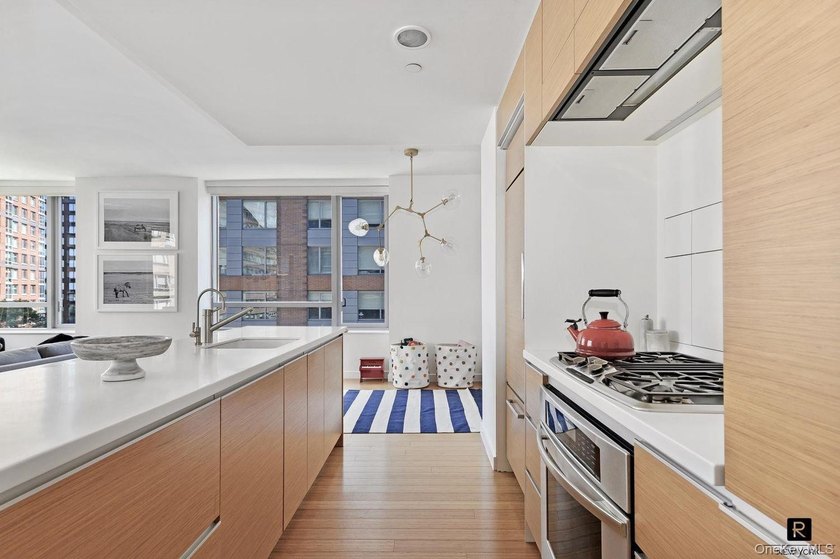 SPRAWLING 3BED/4 BATH IN THE PRIVATE EAST WING OF THE RIVERHOUSE - photo 9