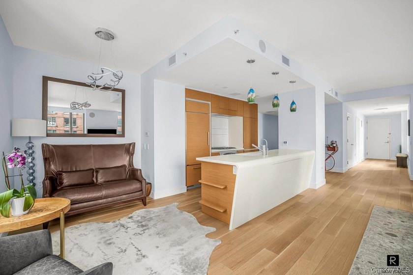 SPRAWLING 3BED/4 BATH IN THE PRIVATE EAST WING OF THE RIVERHOUSE - photo 10