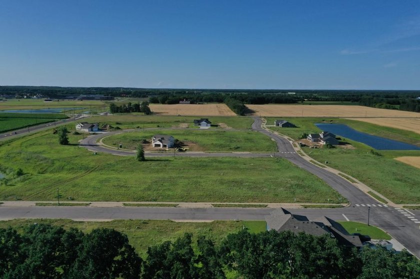 Oak Ridge Crossing features beautiful lots in the rapidly - photo 2