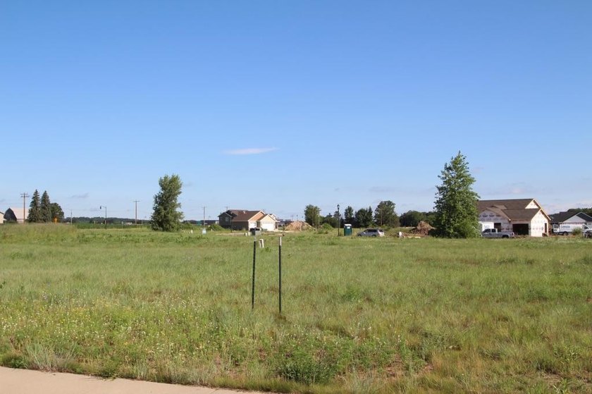 Oak Ridge Crossing features beautiful lots in the rapidly - photo 8