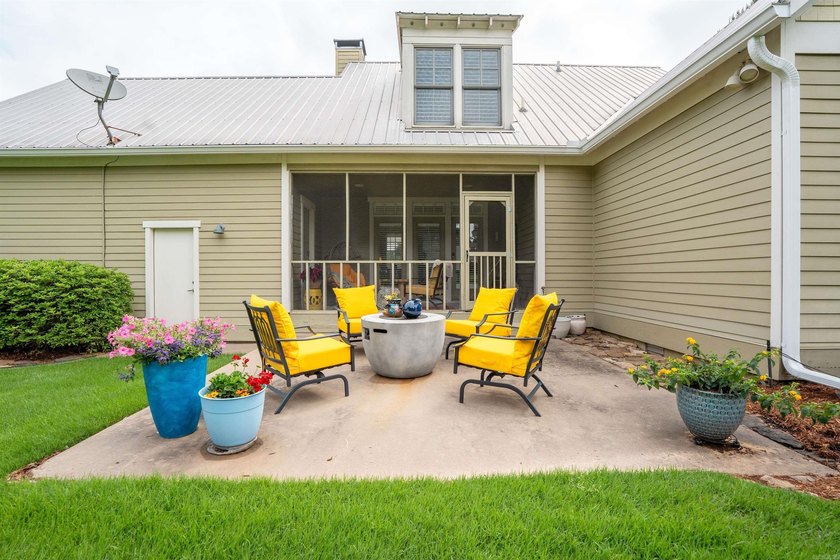 Experience refined living in this elegant 2-bedroom, 2-bath - photo 46