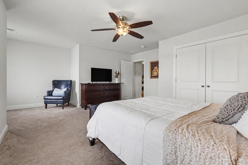 RARE -MAIN LEVEL PRIMARY SUITE ! Boasting over 3200 sq ft of - photo 23