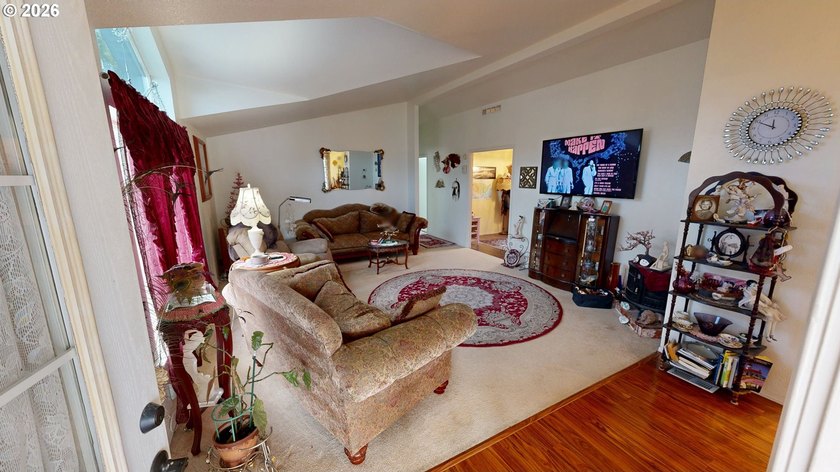 An updated and well cared for spacious manufactured home - photo 4