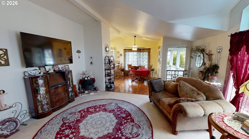 An updated and well cared for spacious manufactured home - photo 7