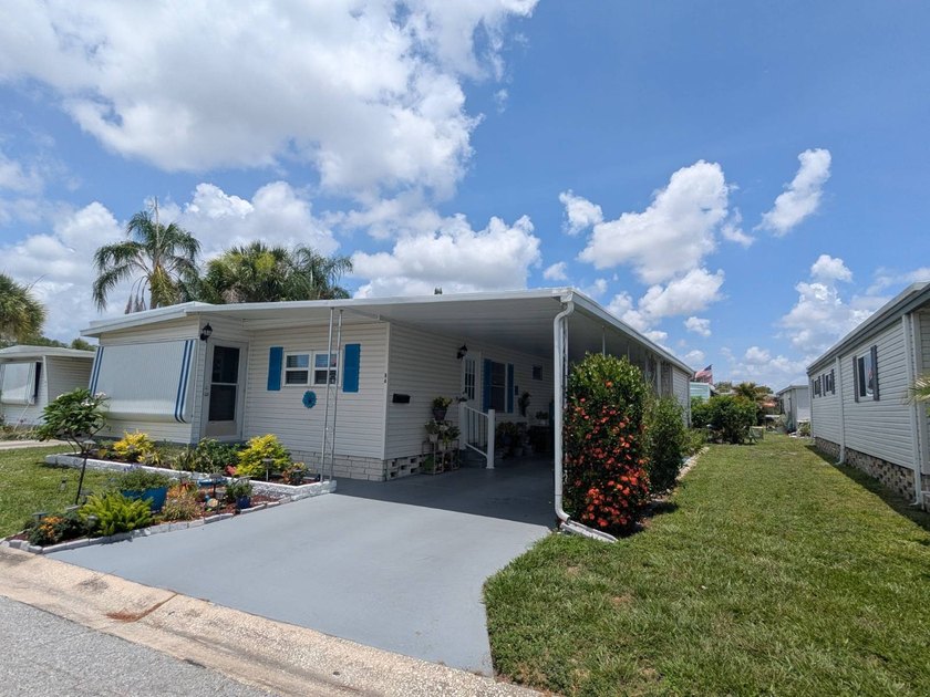 Welcome home to this beautiful unfurnished 2 bdrm 2 bath Double - photo 2