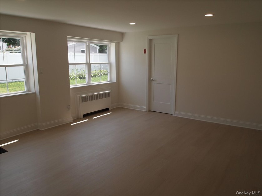 Fall in love with this Fully Renovated Split! 13ft cathedral - photo 17