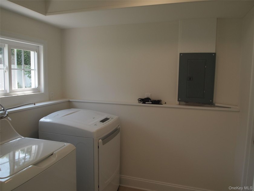 Fall in love with this Fully Renovated Split! 13ft cathedral - photo 18