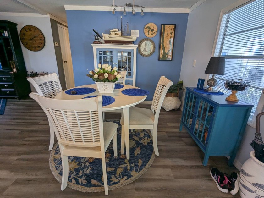 Welcome home to this beautiful unfurnished 2 bdrm 2 bath Double - photo 8