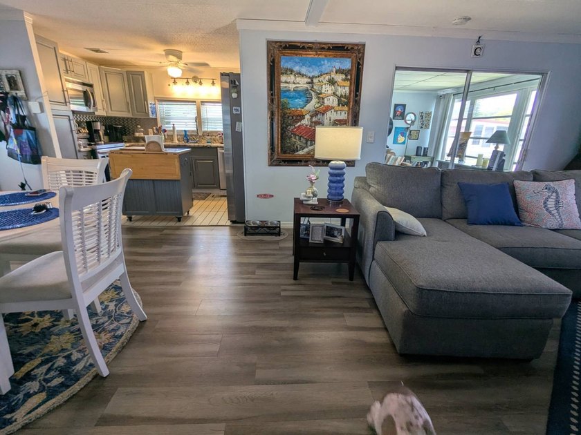 Welcome home to this beautiful unfurnished 2 bdrm 2 bath Double - photo 10