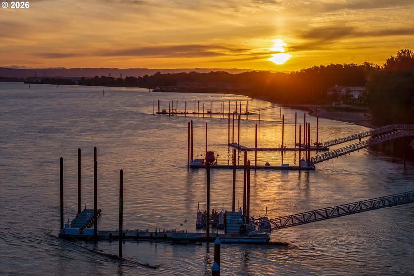 Beyond the gates of one of the area's most waterfront - photo 5
