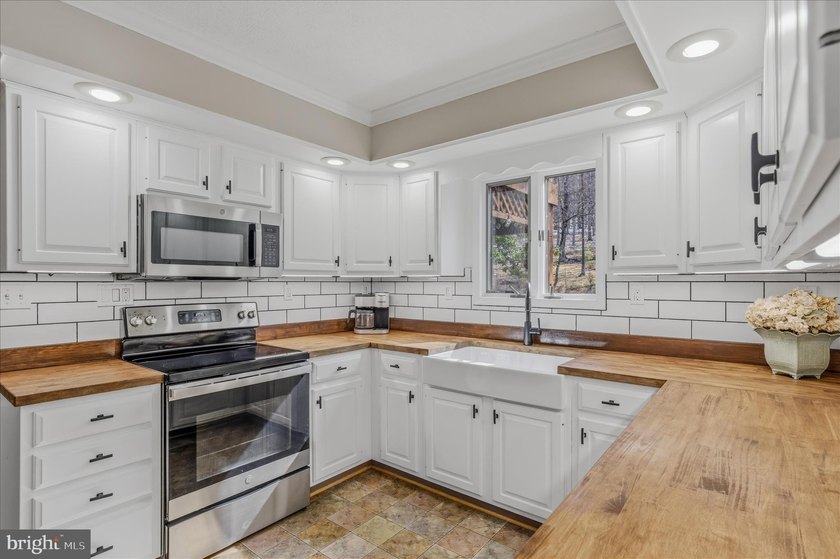 This custom Cape Cod offers approximately 2,600 square feet set - photo 21