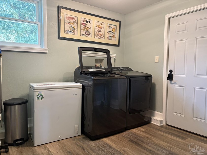 This well-kept 4-bedroom, 2-bath home, has a warm cottage - photo 33